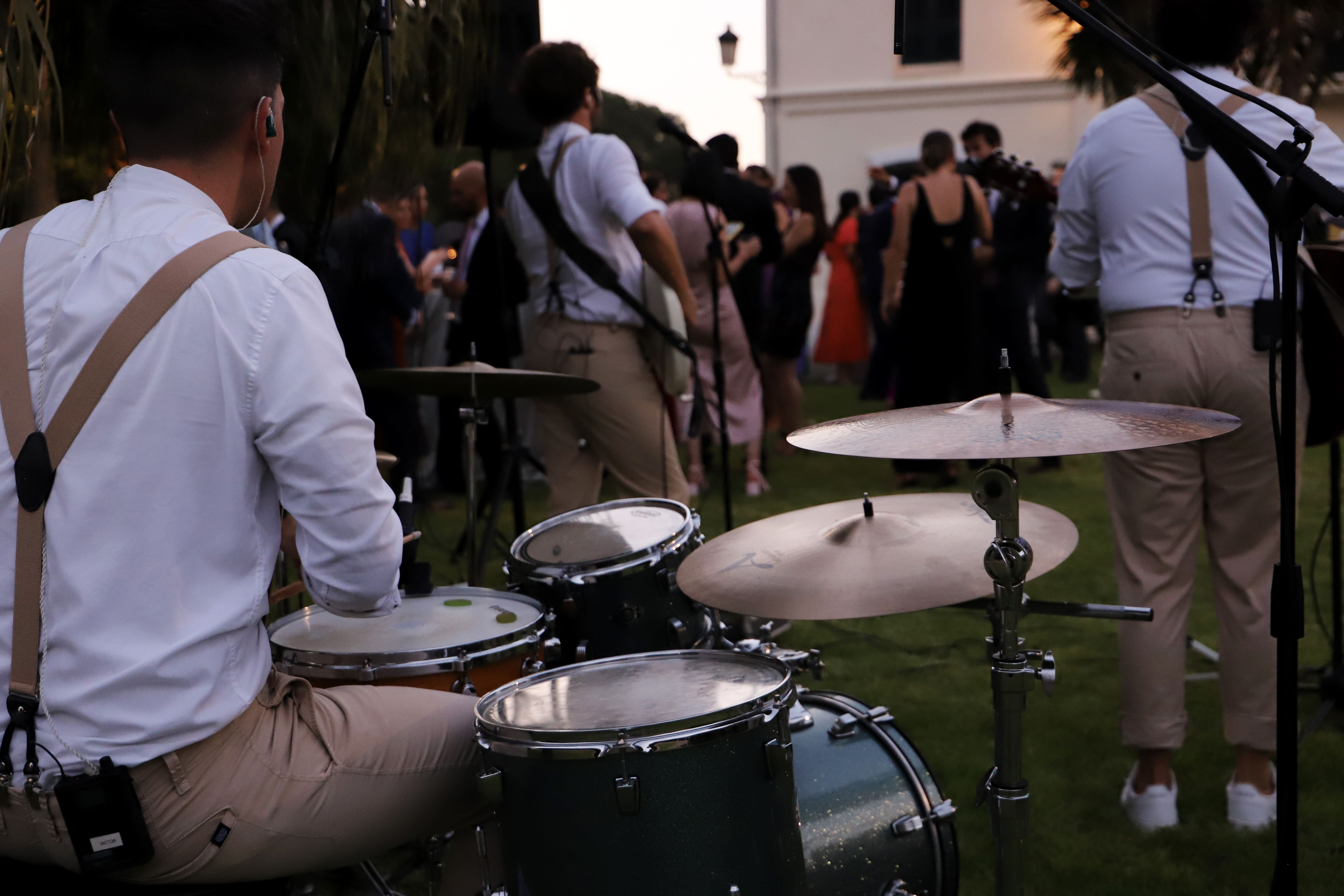 Grupo musical Nathur Acoustic Covers tocando música en vivo para bodas en Valencia